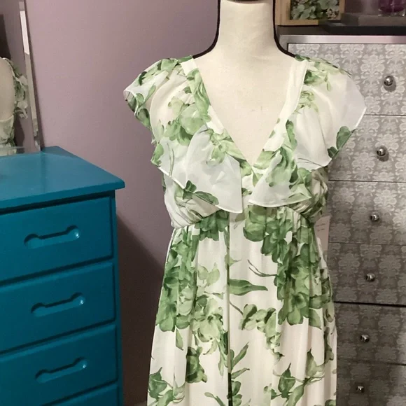 Taylor Green and White Floral Maxi Dress - Picture 2 of 4